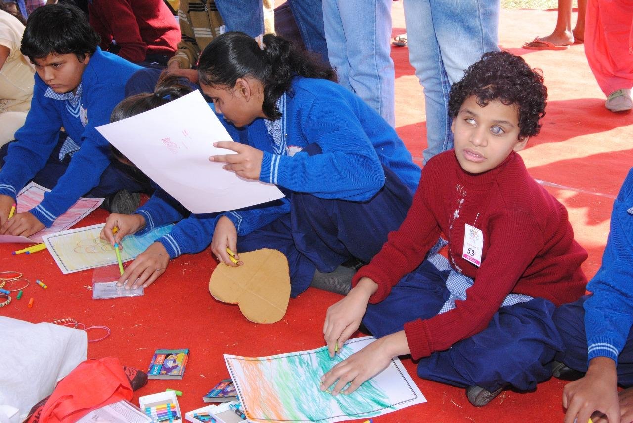 Aangan – children drawing the Indian flag, VAEWS arts programme